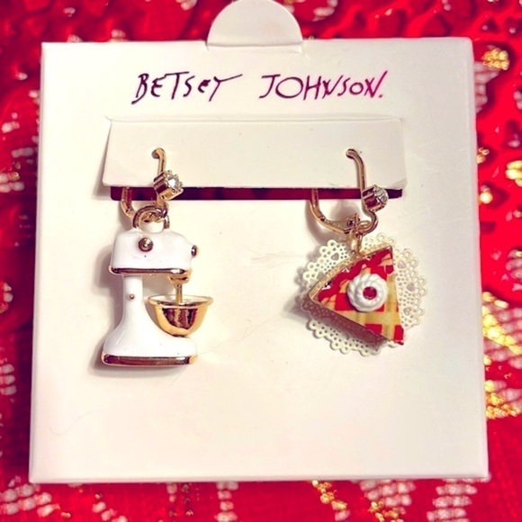 Brand New Betsey Johnson Mismatched Pie Slice & Mixer Baker Drop Earrings - Picture 1 of 12